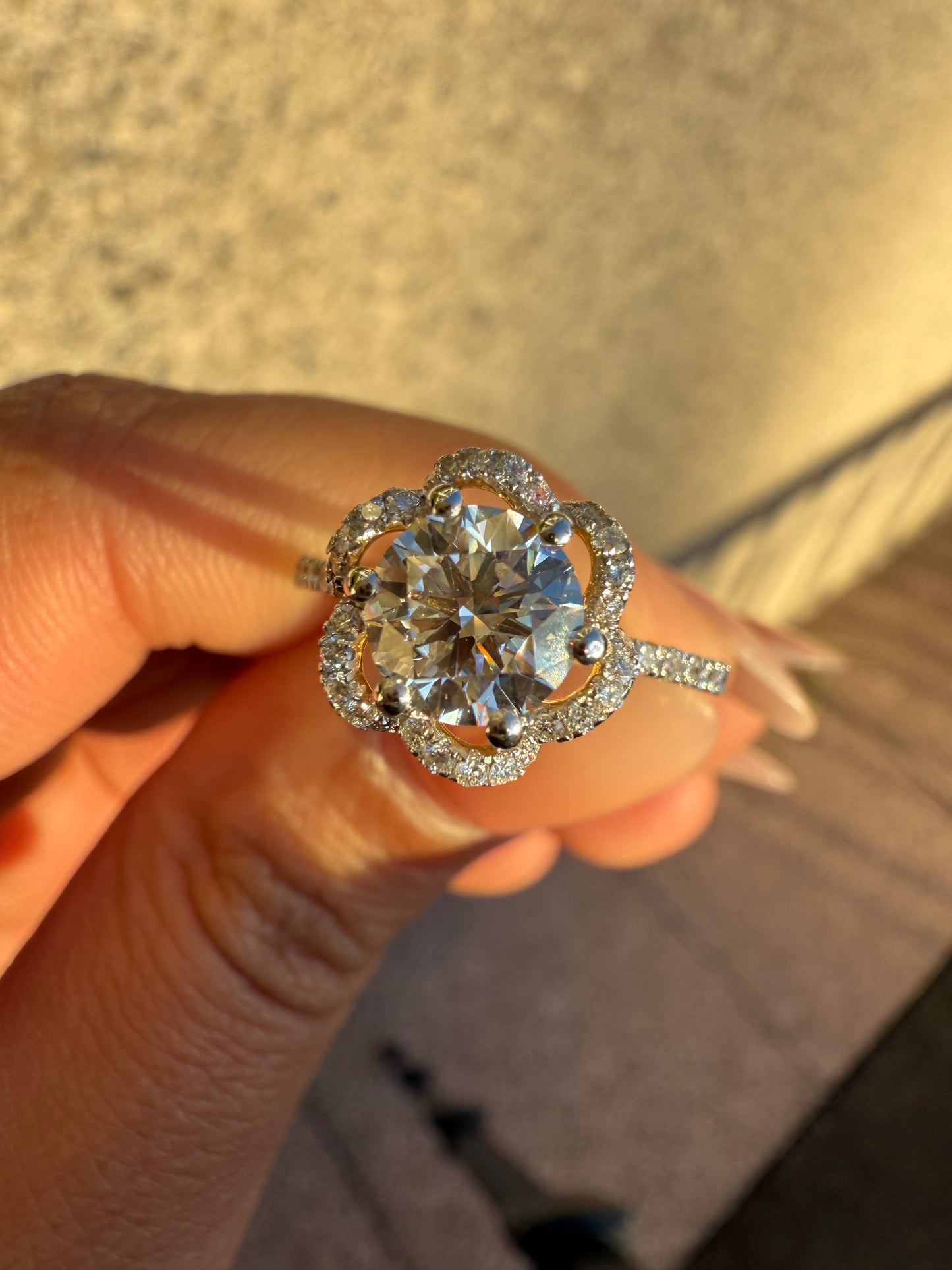 Alexis - Round Brilliant Cut Centre Stone with Fancy Setting