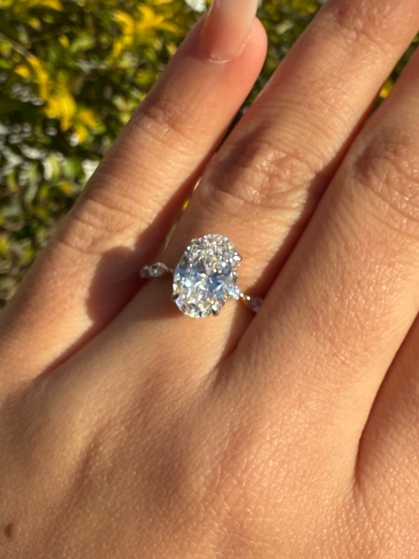 Amy - Oval Brilliant cut ring with Marquise and round Accent Band