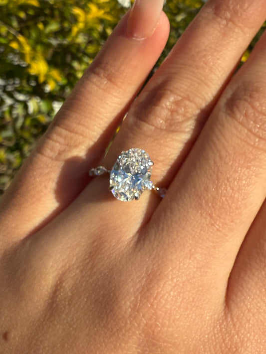 Amy - Oval Brilliant cut ring with Marquise and round Accent Band