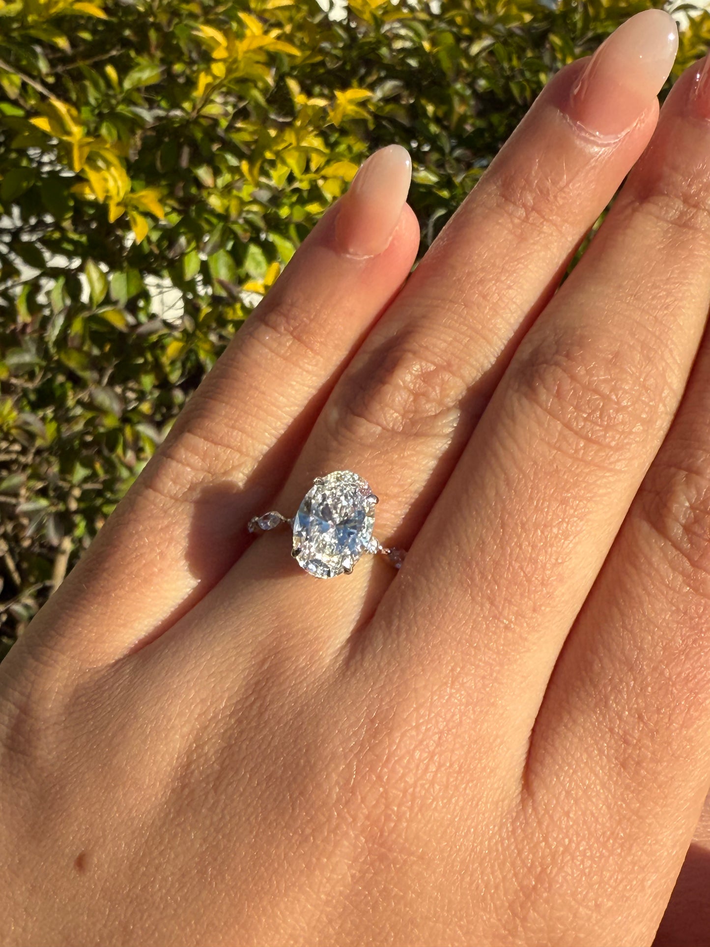 Amy - Oval Brilliant cut ring with Marquise and round Accent Band