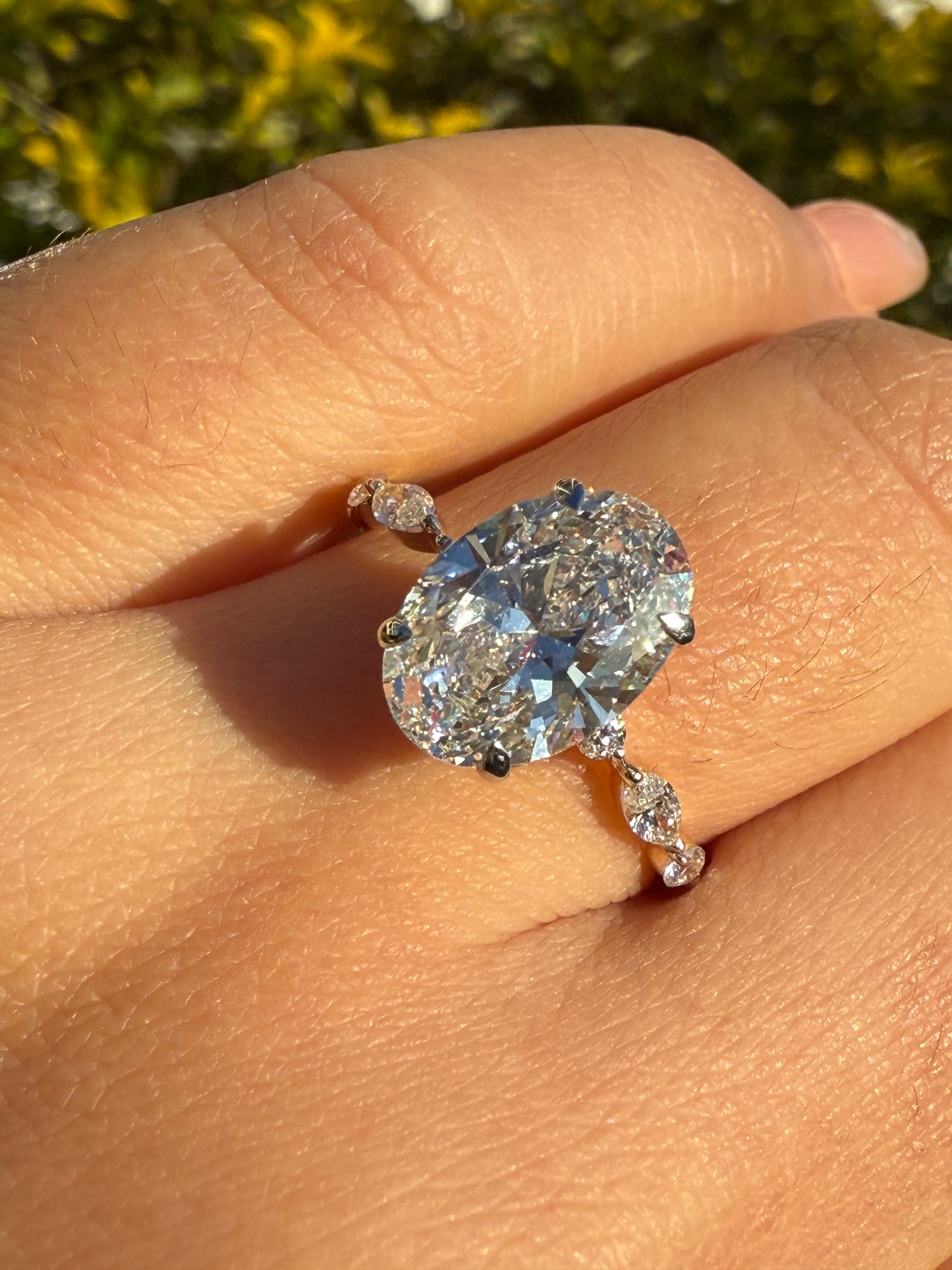 Amy - Oval Brilliant cut ring with Marquise and round Accent Band