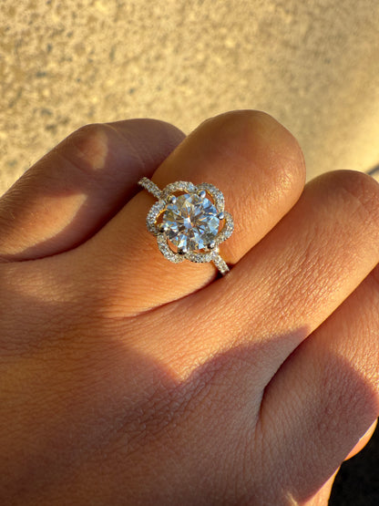Alexis - Round Brilliant Cut Centre Stone with Fancy Setting