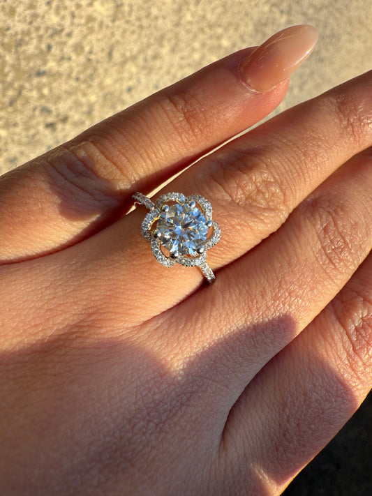 Alexis - Round Brilliant Cut Centre Stone with Fancy Setting